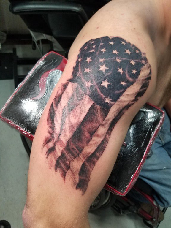 双大臂纹身 男生大臂上黑色的国旗纹身图片