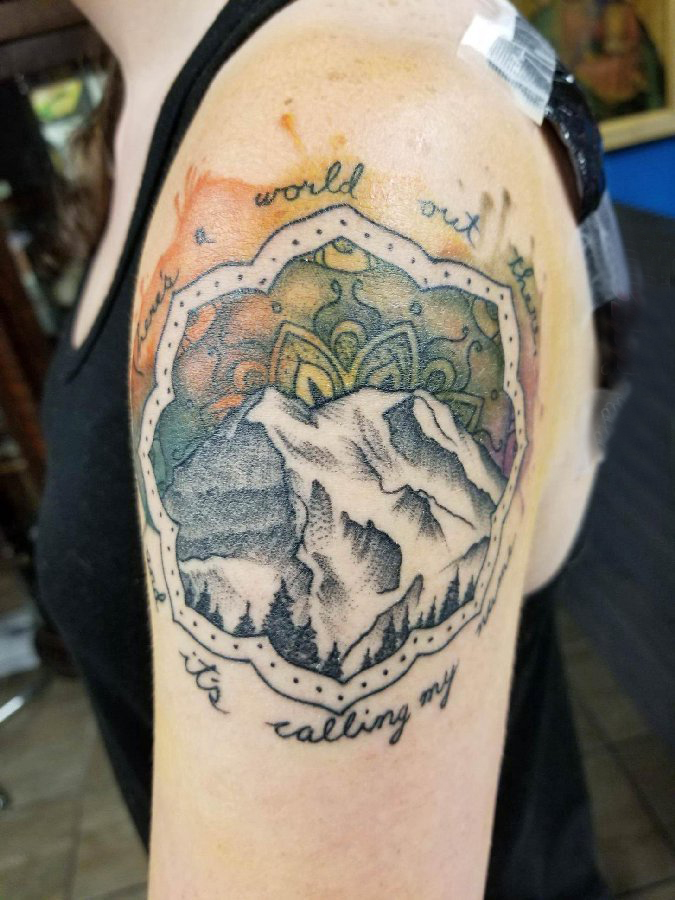 双大臂纹身 女生大臂上彩色的山水风景纹身图片