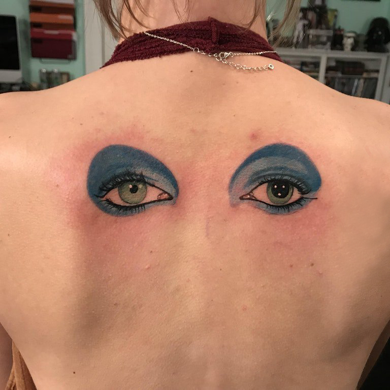 纹身后背女 女生后背上彩色的眼睛纹身图片