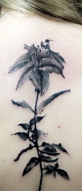 纹身后背女 女生后背上黑色的花朵纹身图片