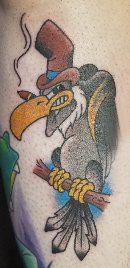 纹身卡通 男生小腿上彩色的卡通秃鹰纹身图片