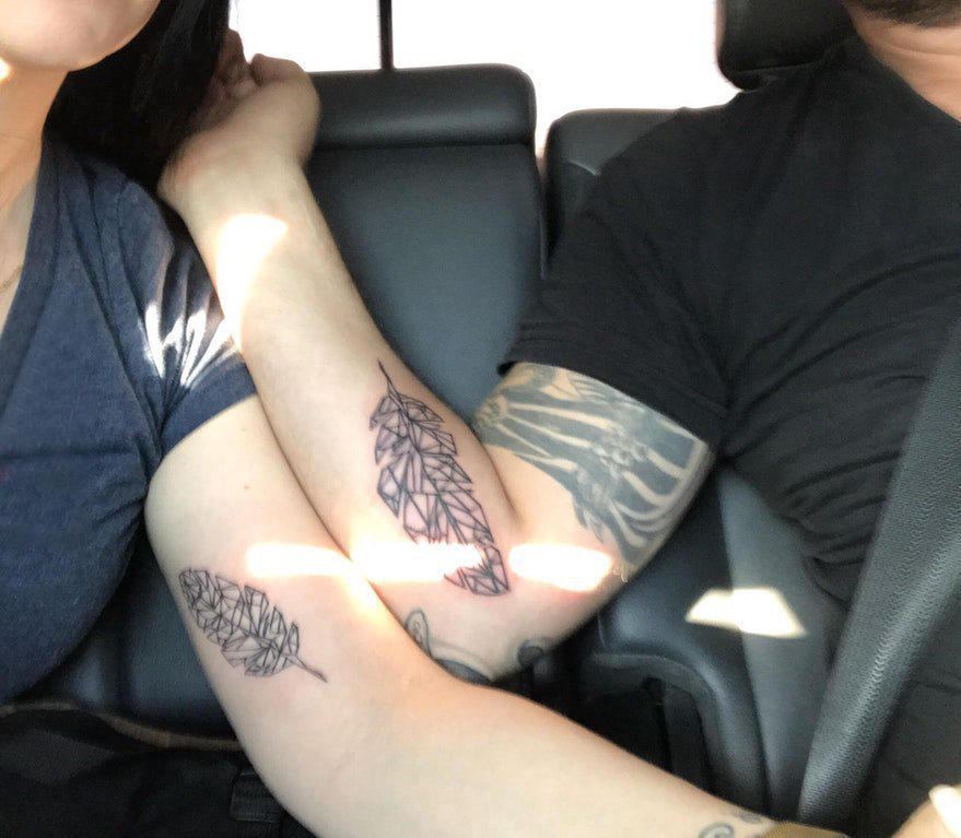纹身叶子图案 情侣手臂上黑色的叶子纹身图片