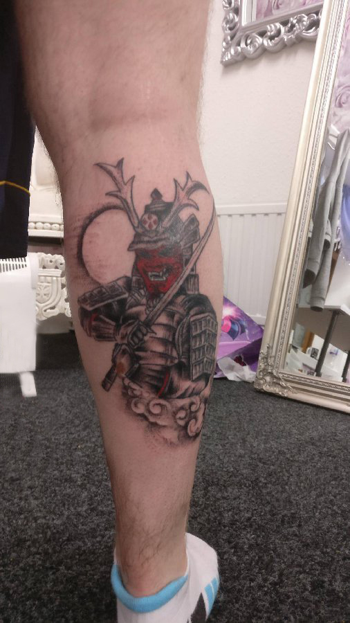 武士纹身 男生小腿上彩色的般若武士纹身图片