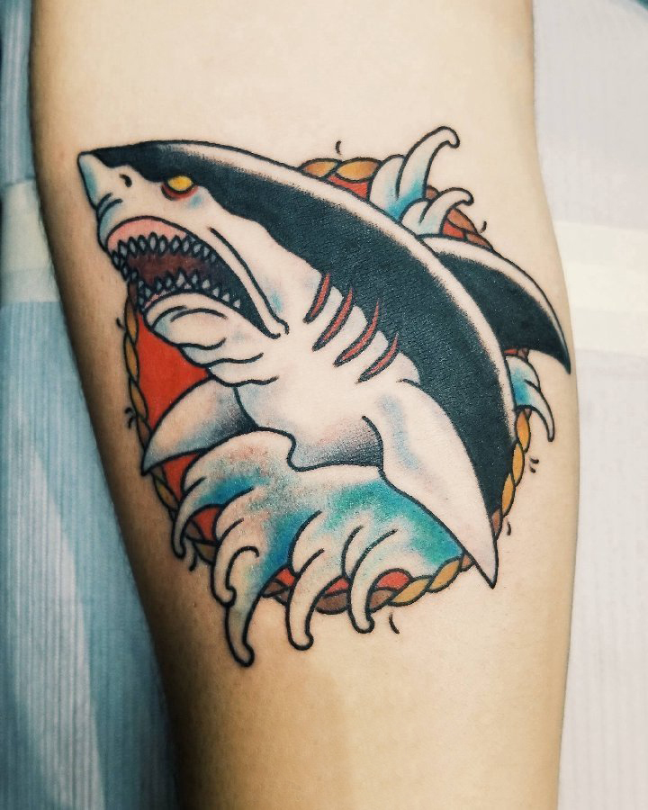 小动物纹身 男生手臂上彩色的鲨鱼纹身图片