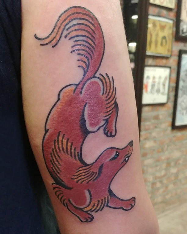 小动物纹身 男生手臂上彩色的小狐狸纹身图片