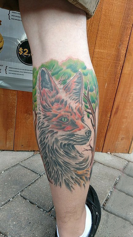 小动物纹身 男生小腿上大树和狐狸纹身图片