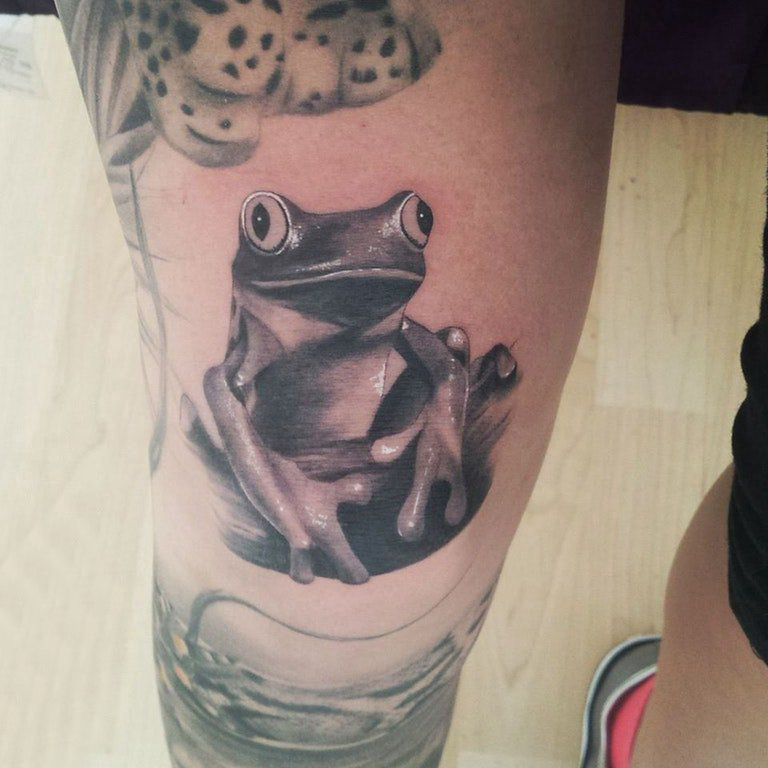 小动物纹身 男生小腿上黑色的青蛙纹身图片