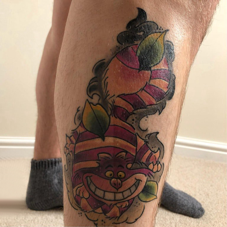 小动物纹身 男生小腿上叶子和笑脸猫纹身图片