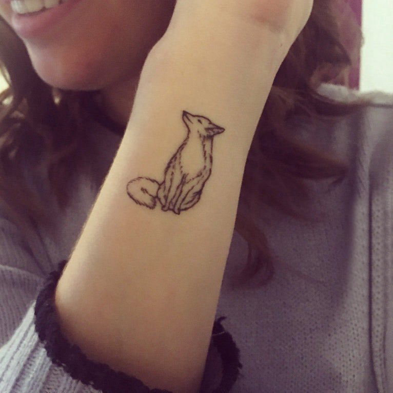 小动物纹身 女生手腕上黑色的狐狸纹身图片