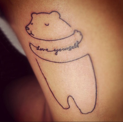 极简线条纹身 女生手臂上英文和小熊纹身图片