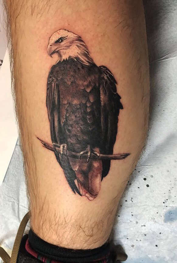 欧美小腿纹身 男生小腿上黑色的老鹰纹身图片