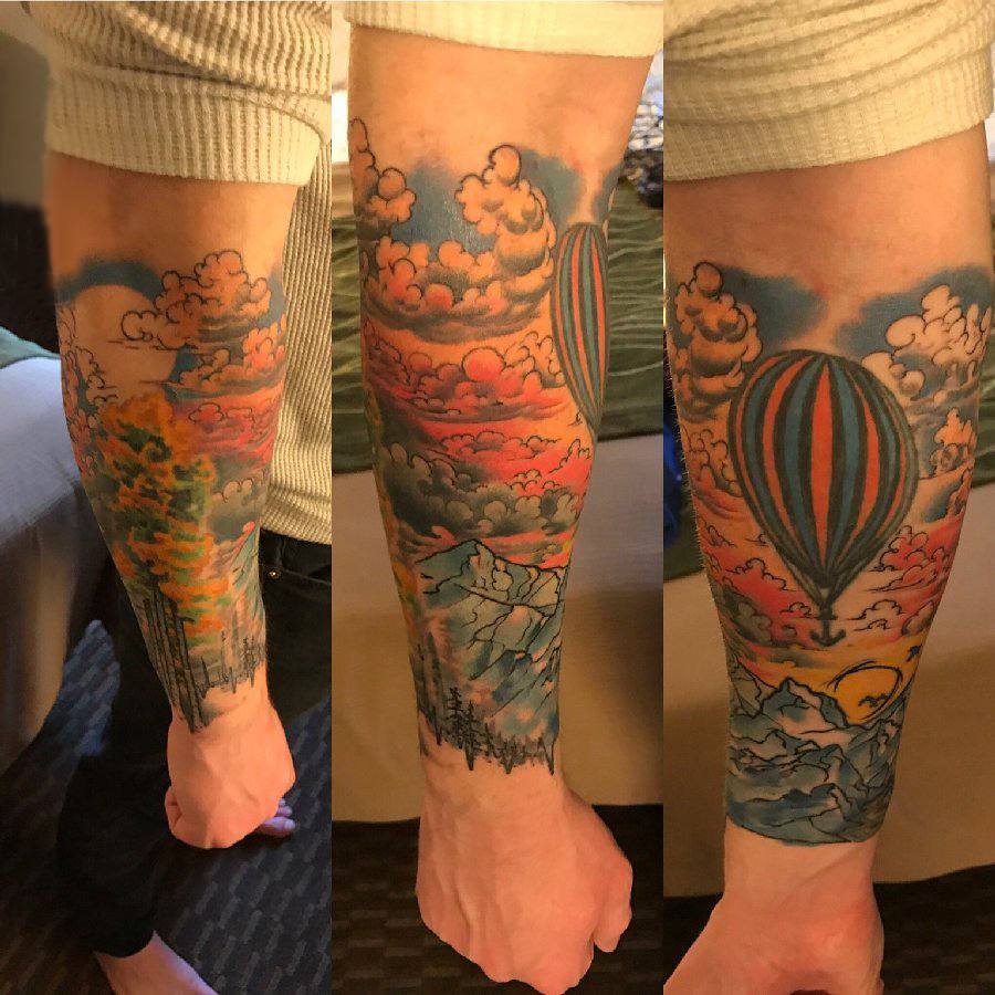 手臂纹身素材 男生手臂上热气球和风景纹身图片