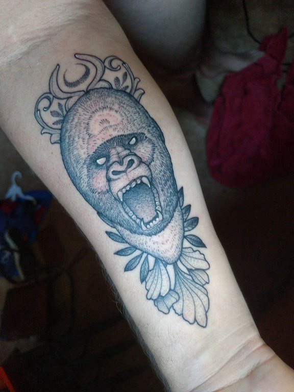 手臂纹身素材 男生手臂上猩猩和植物纹身图片