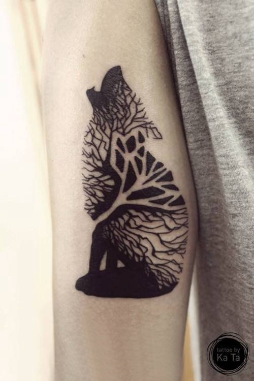 手臂纹身图片 男生手臂上树枝和狼纹身图片