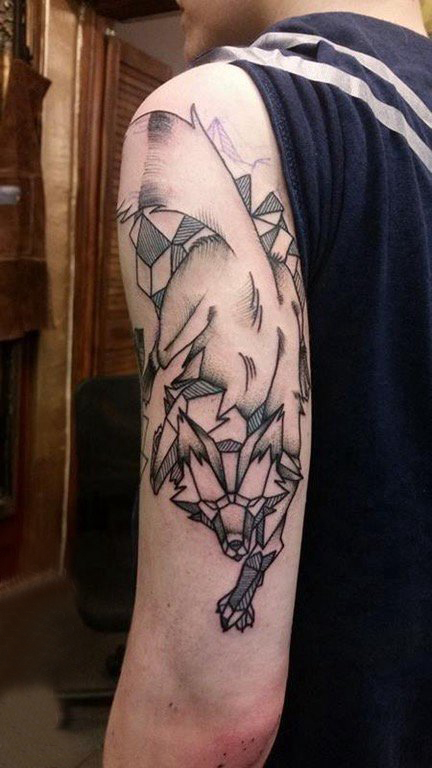 双大臂纹身 男生大臂上黑色的狼纹身图片