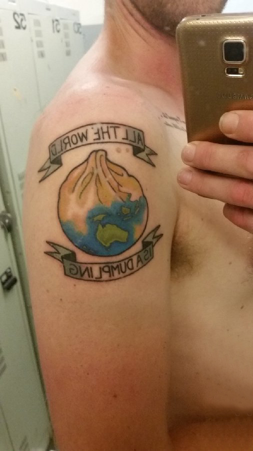 双大臂纹身 男生大臂上英文和地球纹身图片