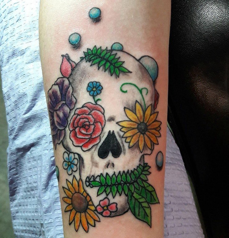 手臂纹身图片 女生手臂上花朵和骷髅纹身图片