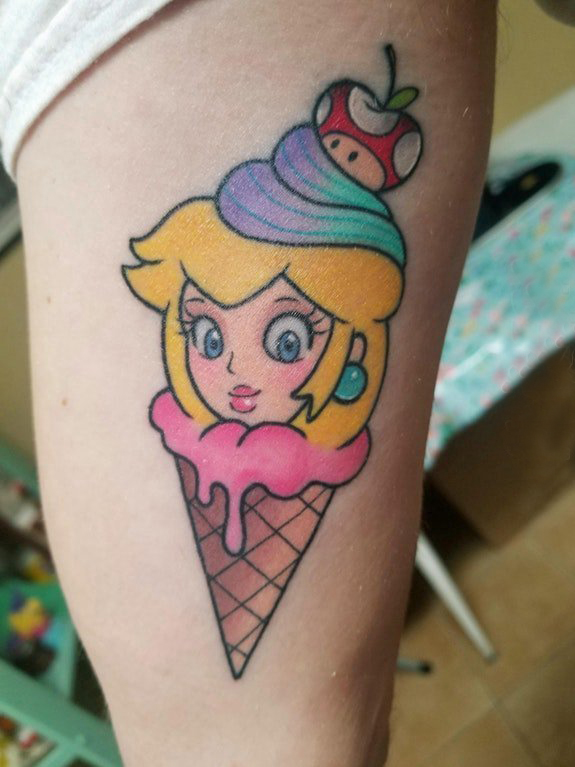 双大臂纹身 女生大臂上冰淇淋和人物纹身图片
