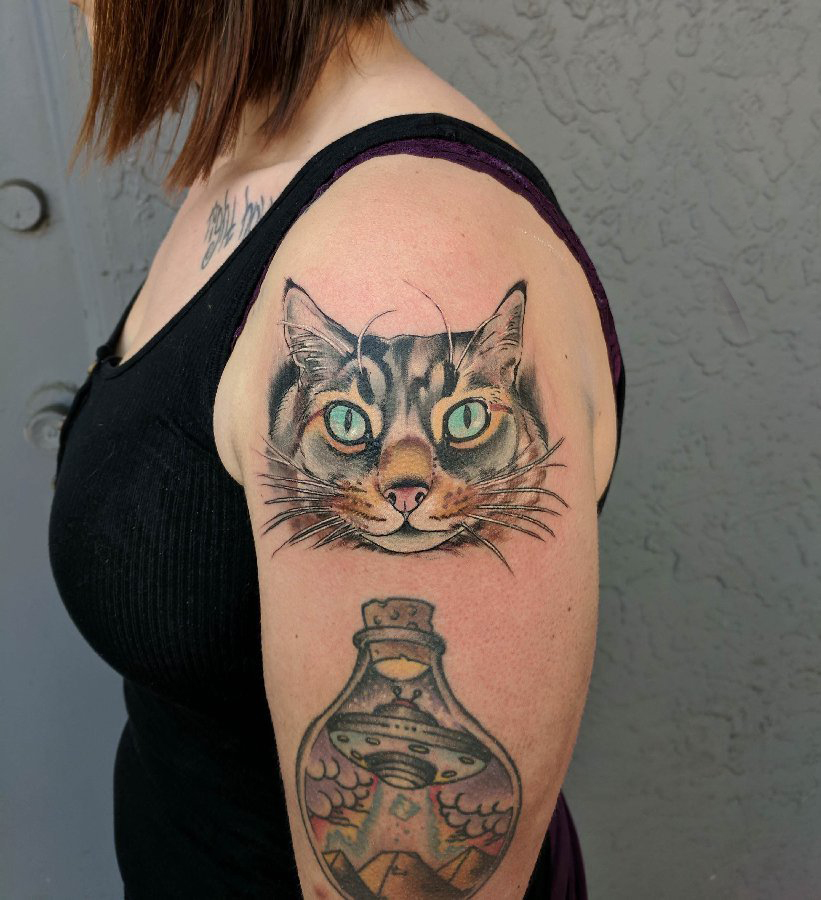 双大臂纹身 女生大臂上飞碟和猫咪纹身图片