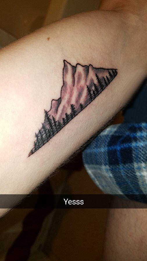 山峰的纹身 男生手臂上小山峰纹身图片
