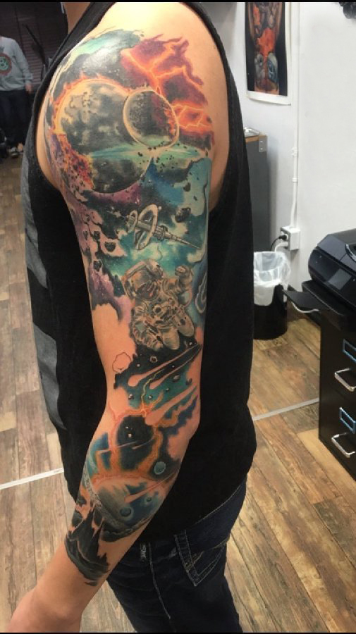 小宇宙纹身 男生手臂上彩色的星球纹身图片