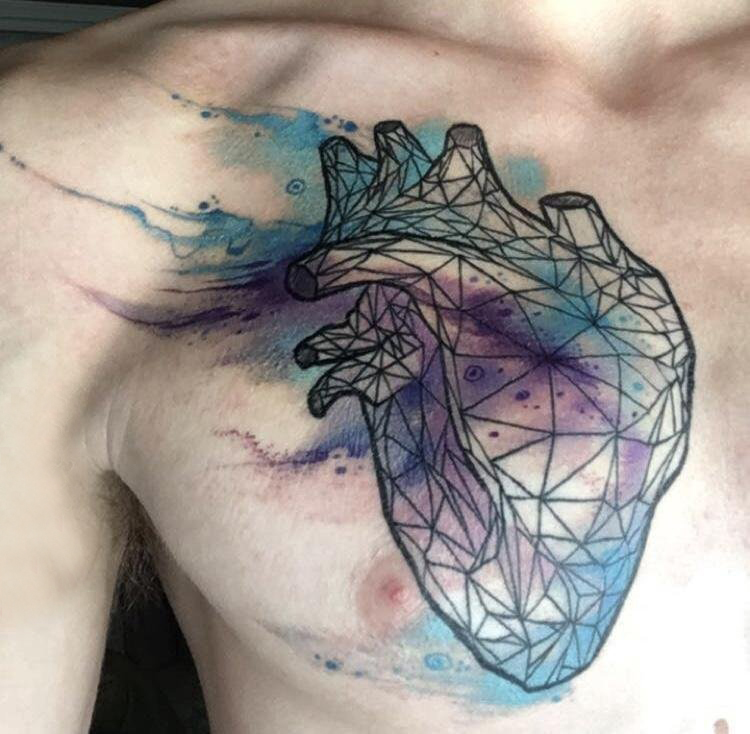 心脏纹身 男生胸部心脏纹身图片