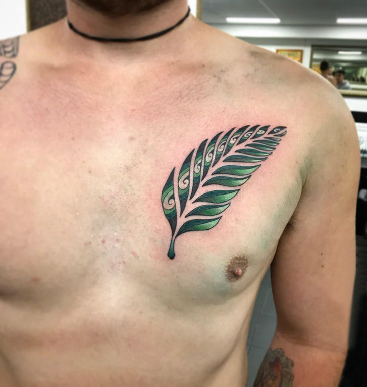 胸部纹身男 男生胸部彩色的叶子纹身图片