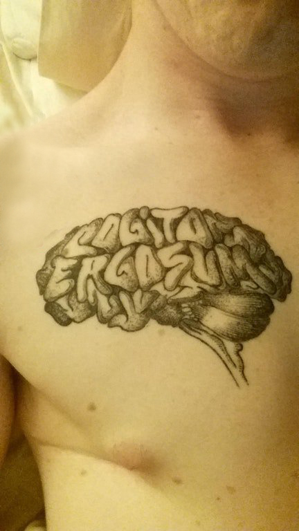 胸部纹身男 男生胸部黑色的大脑纹身图片