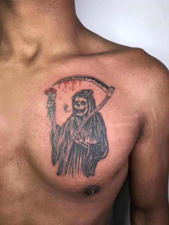 胸部纹身男 男生胸部黑色的死神镰刀纹身图片