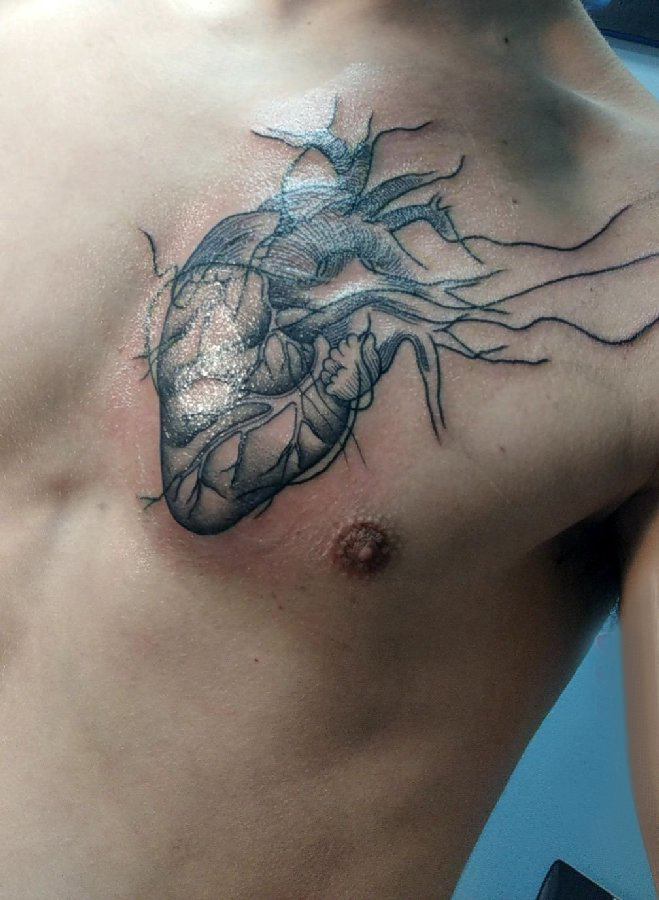 胸部纹身男 男生胸部黑色的心脏纹身图片