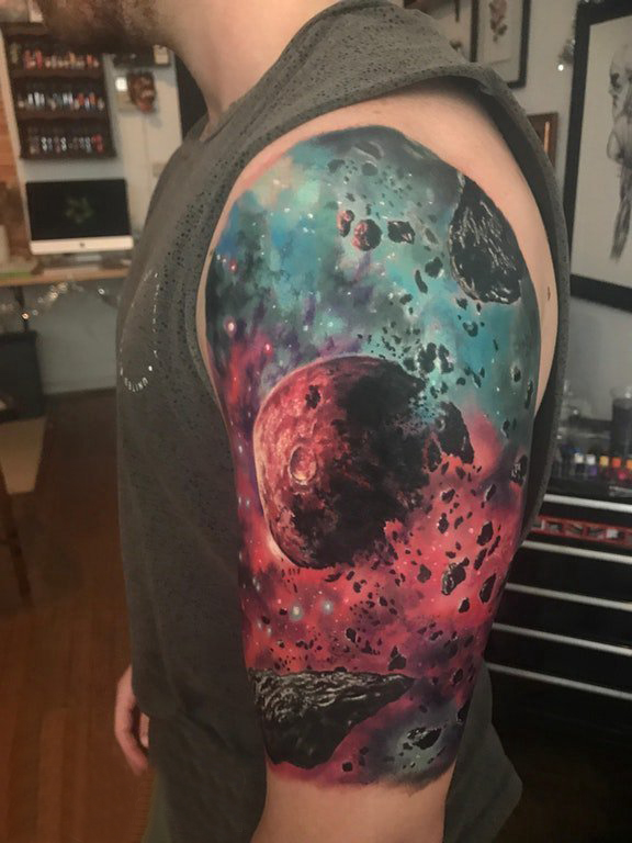 纹身星球 男生手臂上彩绘纹身星球纹身图案