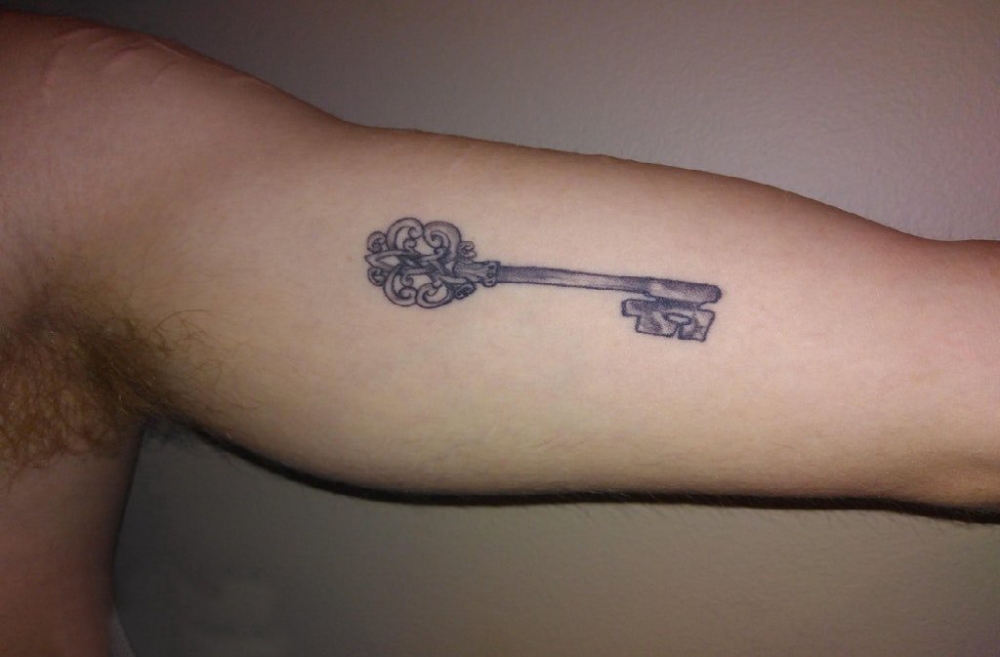 钥匙纹身图案 男生手臂上钥匙纹身图案