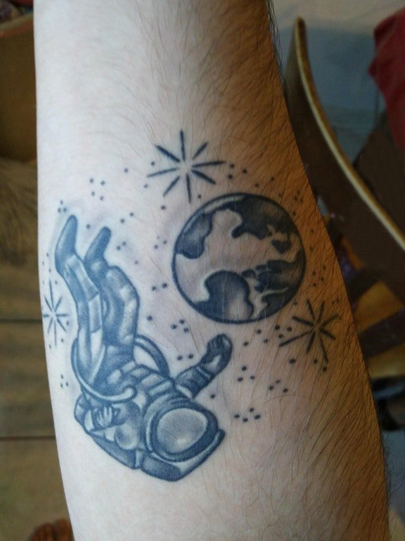 宇航员纹身图案 男生手臂上宇航员纹身图案
