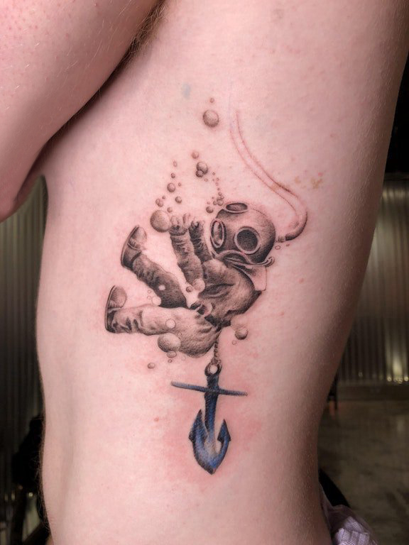 宇航员纹身图案 女生侧肋上宇航员纹身图案
