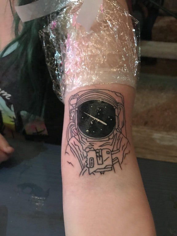 宇航员纹身图案 女生手臂上宇航员纹身图案