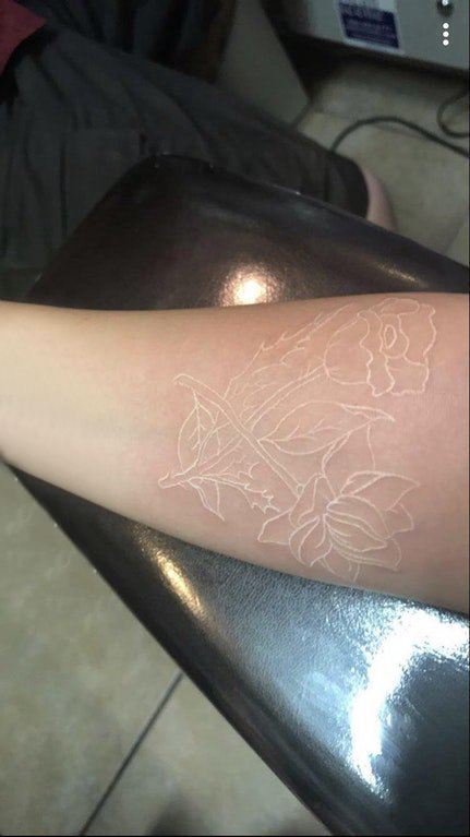 植物纹身 女生手臂上白色的花朵纹身图片