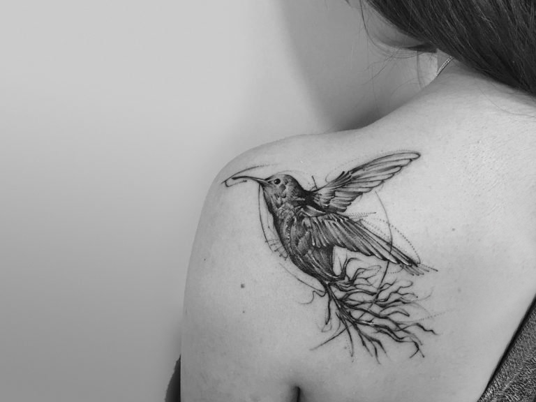 左肩纹身 女生肩部黑色的小鸟纹身图片