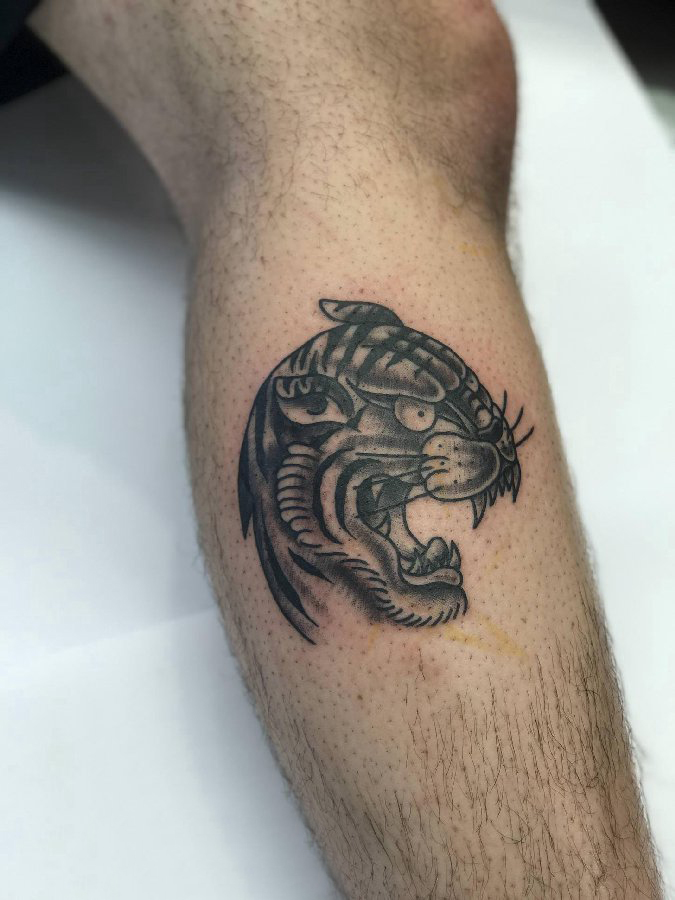 老虎纹身图案 男生小腿上老虎纹身图案