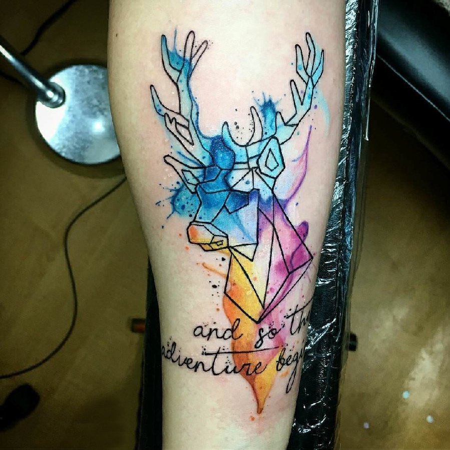 麋鹿角纹身 女生手臂上麋鹿角纹身图片