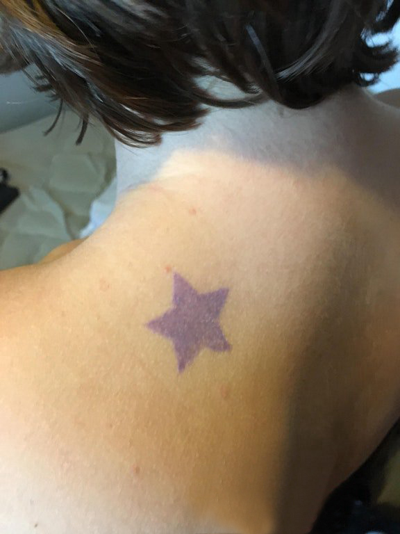 彩色五角星纹身 女生肩部彩色的五角星纹身图片