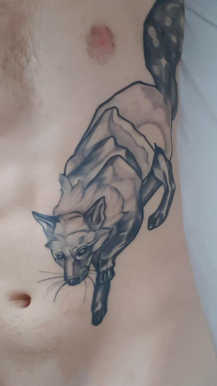 侧腰纹身男 男生侧腰上黑色的狐狸纹身图片