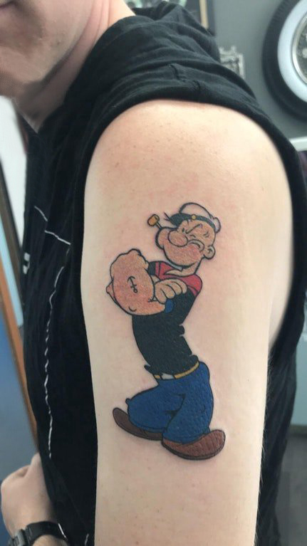 大臂纹身男 男生大臂上彩色的大力水手纹身图片