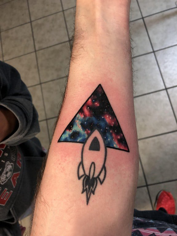 几何元素纹身 男生手臂上三角形和火箭纹身图片