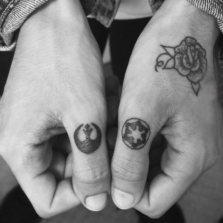 简约手指纹身 男生手指上黑色的创意符号纹身图片