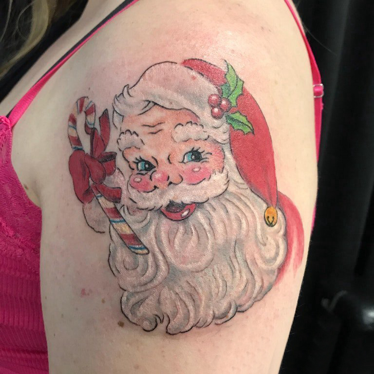 圣诞纹身 男生大臂上彩色的圣诞老人纹身图片