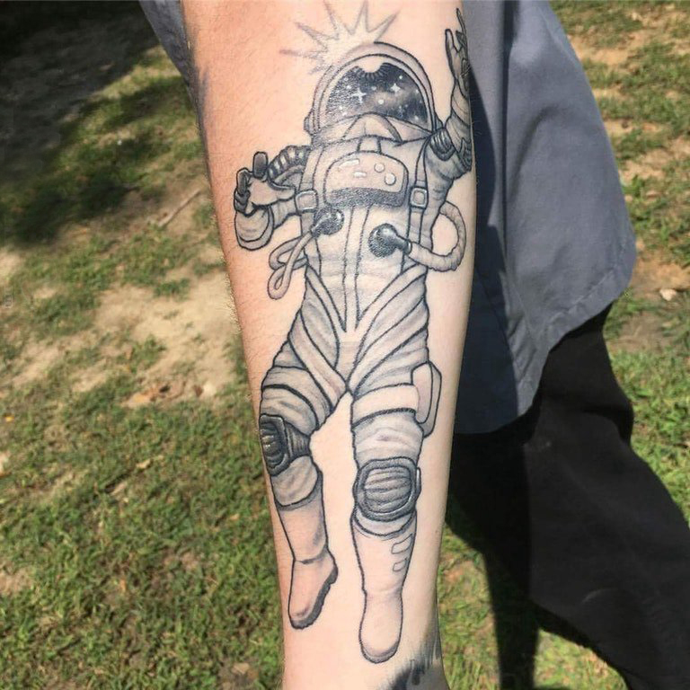 手臂纹身图片 女生手臂上黑色的宇航员纹身图片