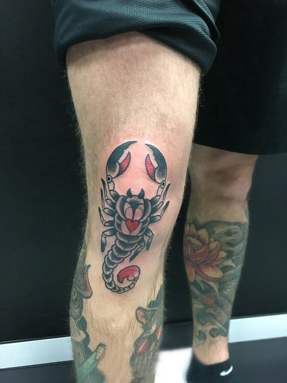 腿部纹身 男生腿部彩色的蝎子纹身图片