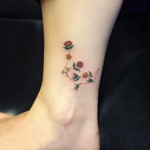 文艺花朵纹身 女生脚踝上彩色的花朵纹身图片