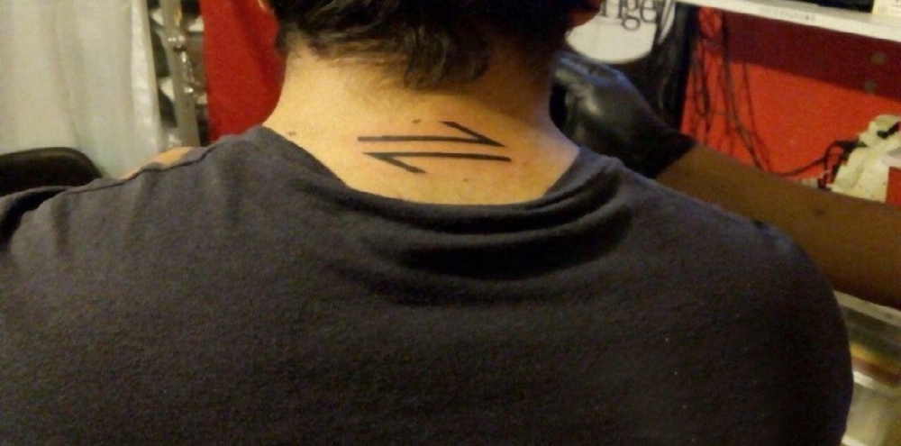 符号纹身  女生脖子上简约的符号纹身图片