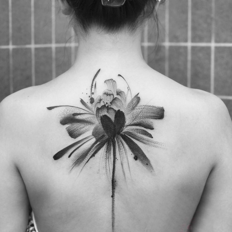 后背纹身女 女生后背上黑色的花朵纹身图片